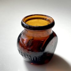 画像2: イギリス アンティークガラス瓶 MARMITE 1oz 人気のアンバーカラー 1ozオンス 英国インテリア雑貨(高さ5.0cm)  (2)
