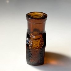 画像6: イギリス 小さな小さなアンティークガラス瓶 VIMBUS 人気のアンバーカラー 英国インテリア雑貨(高さ5.1cm)  (6)