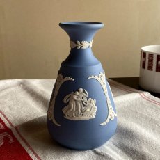 画像1: イギリス ウェッジウッド ジャスパーブルー 一輪挿し型 花瓶 WEDGWOOD BLUE VASE (1)