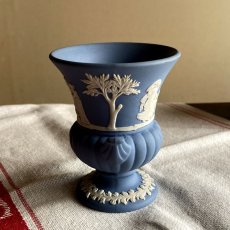 画像3: イギリス ウェッジウッド ジャスパーブルー URNスタイル 花瓶 WEDGWOOD BLUE VASE (3)
