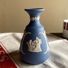画像2: イギリス ウェッジウッド ジャスパーブルー 一輪挿し型 花瓶 WEDGWOOD BLUE VASE (2)