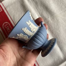 画像10: イギリス ウェッジウッド ジャスパーブルー URNスタイル 花瓶 WEDGWOOD BLUE VASE (10)