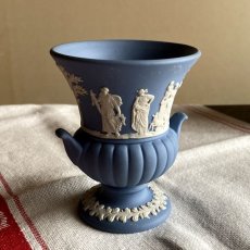 画像4: イギリス ウェッジウッド ジャスパーブルー URNスタイル 花瓶 WEDGWOOD BLUE VASE (4)