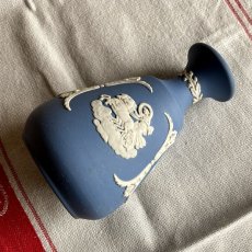 画像4: イギリス ウェッジウッド ジャスパーブルー 一輪挿し型 花瓶 WEDGWOOD BLUE VASE (4)
