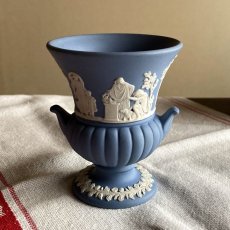 画像1: イギリス ウェッジウッド ジャスパーブルー URNスタイル 花瓶 WEDGWOOD BLUE VASE (1)