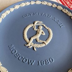 画像4: 1980年 イギリス ウェッジウッド ジャスパーブルー モスクワオリンピック OLYMPIAD XXII MOSCOW 1980 プレート Wedgwood Plate (4)