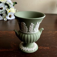 画像3: イギリス ウェッジウッド ジャスパーウェア セイジグリーン URN壷型 花瓶 WEDGWOOD GREEN VASE EY8538 (3)