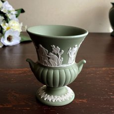 画像1: イギリス ウェッジウッド ジャスパーウェア セイジグリーン URN壷型 花瓶 WEDGWOOD GREEN VASE EY8538 (1)
