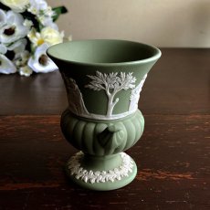 画像2: イギリス ウェッジウッド ジャスパーウェア セイジグリーン URN壷型 花瓶 WEDGWOOD GREEN VASE EY8538 (2)