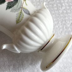 画像7: イギリス ウェッジウッド 1970年代 ハザウェイ・ローズ URN(壺)スタイルの花瓶 フラワーベース WEDGWOOD HATHAWAY ROSE (7)