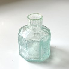 画像3: イギリス ヴィクトリア アンティークインクビン フラワー花エンボス 八角形 ガラス瓶 通販ショップ(約高さ5.8cm) EY8242 (3)