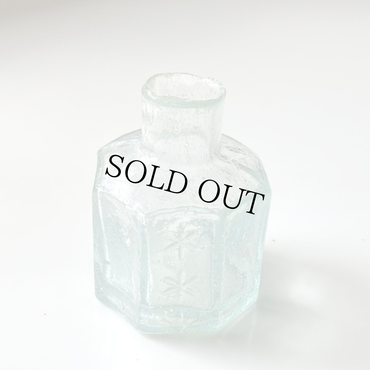 画像1: イギリス ヴィクトリア アンティークインクビン フラワー花エンボス 八角形 ガラス瓶 通販ショップ(約高さ5.8cm) EY8242 (1)