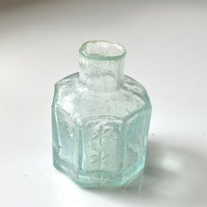 画像1: イギリス ヴィクトリア アンティークインクビン フラワー花エンボス 八角形 ガラス瓶 通販ショップ(約高さ5.8cm) EY8242 (1)