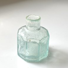 画像2: イギリス ヴィクトリア アンティークインクビン フラワー花エンボス 八角形 ガラス瓶 通販ショップ(約高さ5.8cm) EY8242 (2)
