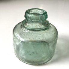 画像1: イギリス ヴィクトリアンガラス 大きなインク瓶 丸型タイプ Antique Glass Bottle 古いガラスビン(約高さ7.1cm) EY8288 (1)