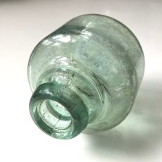画像4: イギリス ヴィクトリアンガラス 大きなインク瓶 丸型タイプ Antique Glass Bottle 古いガラスビン(約高さ7.1cm) EY8288 (4)