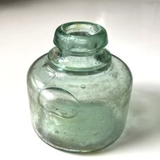 画像3: イギリス ヴィクトリアンガラス 大きなインク瓶 丸型タイプ Antique Glass Bottle 古いガラスビン(約高さ7.1cm) EY8288 (3)