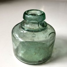画像2: イギリス ヴィクトリアンガラス 大きなインク瓶 丸型タイプ Antique Glass Bottle 古いガラスビン(約高さ7.1cm) EY8288 (2)