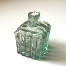 画像4: イギリス ヴィクトリア アンティークガラス瓶 古いインクボトル スクエアペン置きタイプ (約高さ6.3cm) EY8300 (4)