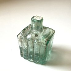 画像1: イギリス ヴィクトリア アンティークガラス瓶 古いインクボトル スクエアペン置きタイプ (約高さ6.3cm) EY8300 (1)