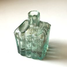 画像3: イギリス ヴィクトリア アンティークガラス瓶 古いインクボトル スクエアペン置きタイプ (約高さ6.3cm) EY8300 (3)