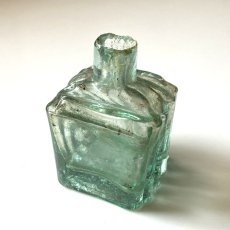 画像2: イギリス ヴィクトリア アンティークガラス瓶 古いインクボトル スクエアペン置きタイプ (約高さ6.3cm) EY8300 (2)