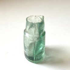 画像3: イギリス ヴィクトリア アンティークガラス瓶 古いインクボトル 楕円タイプ (約高さ5.8cm) EY8303 (3)