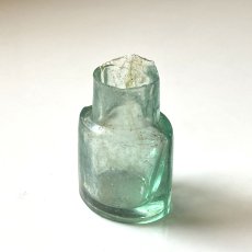 画像1: イギリス ヴィクトリア アンティークガラス瓶 古いインクボトル 楕円タイプ (約高さ5.8cm) EY8303 (1)