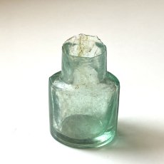 画像2: イギリス ヴィクトリア アンティークガラス瓶 古いインクボトル 楕円タイプ (約高さ5.8cm) EY8303 (2)