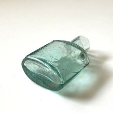 画像6: イギリス ヴィクトリア アンティークガラス瓶 古いインクボトル 楕円タイプ (約高さ6.4cm) EY8302 (6)