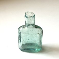 画像2: イギリス ヴィクトリア アンティークガラス瓶 古いインクボトル 楕円タイプ (約高さ6.4cm) EY8302 (2)