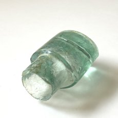 画像5: イギリス ヴィクトリア アンティークガラス瓶 古いインクボトル 楕円タイプ (約高さ5.8cm) EY8303 (5)