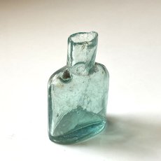 画像4: イギリス ヴィクトリア アンティークガラス瓶 古いインクボトル 楕円タイプ (約高さ6.4cm) EY8302 (4)