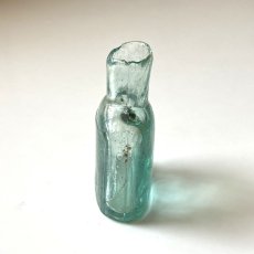 画像3: イギリス ヴィクトリア アンティークガラス瓶 古いインクボトル 楕円タイプ (約高さ6.4cm) EY8302 (3)