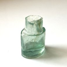 画像4: イギリス ヴィクトリア アンティークガラス瓶 古いインクボトル 楕円タイプ (約高さ5.8cm) EY8303 (4)
