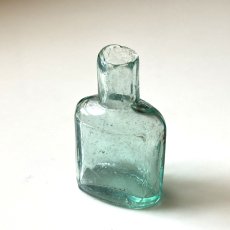 画像1: イギリス ヴィクトリア アンティークガラス瓶 古いインクボトル 楕円タイプ (約高さ6.4cm) EY8302 (1)