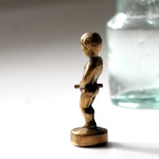 画像12: イギリス ブリュッセルBrusselsの小便小僧の真鍮製 アンティークブラスbrassオーナメント イギリス 縁起物 ラッキーアイテム (12)