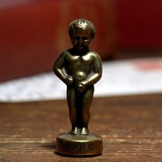 画像1: イギリス ブリュッセルBrusselsの小便小僧の真鍮製 アンティークブラスbrassオーナメント イギリス 縁起物 ラッキーアイテム (1)