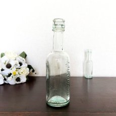 画像2: イギリス アンティークガラス瓶 JOHN MACKAY & Co EDINBURGH (約高さ18.5cm)  (2)