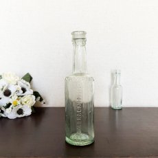 画像1: イギリス アンティークガラス瓶  GOOD ALL BACK HOUSE & Co (約高さ18.2cm)  (1)
