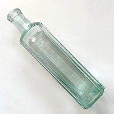 画像2: イギリス アンティークガラス瓶 MANDALL & Co STOCKTON ON TEES(約高さ16.4cm) (2)