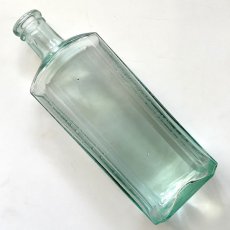 画像1: イギリス アンティークガラス瓶 MANDALL & Co STOCKTON ON TEES(約高さ16.4cm) (1)