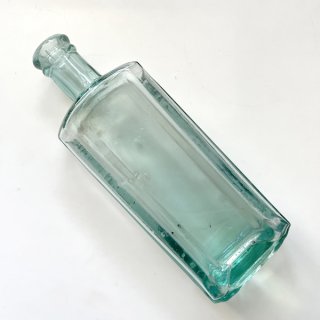 アンティーク　ガラス瓶 アンティークガラスの可愛いインクボトル、四角い形の