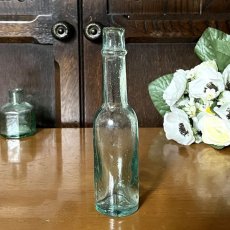 画像1: イギリス アンティークガラス瓶 インテリア雑貨 かわいいガラスボトル (約高さ15.0cm) EY8946 (1)