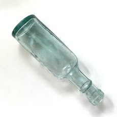 画像3: イギリス アンティークガラス瓶 インテリア雑貨 かわいいガラスボトル (約高さ12.3cm) EY8943 (3)