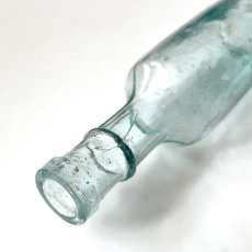 画像4: イギリス アンティークガラス瓶 インテリア雑貨 かわいいガラスボトル (約高さ12.3cm) EY8943 (4)