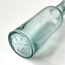 画像5: イギリス アンティークガラス瓶 インテリア雑貨 かわいいガラスボトル (約高さ15.0cm) EY8946 (5)
