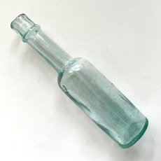 画像2: イギリス アンティークガラス瓶 インテリア雑貨 かわいいガラスボトル (約高さ15.2cm) EY8947 (2)