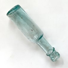 画像3: イギリス アンティークガラス瓶 インテリア雑貨 かわいいガラスボトル (約高さ14.4cm) EY8945 (3)