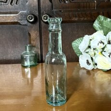 画像1: イギリス アンティークガラス瓶 インテリア雑貨 かわいいガラスボトル (約高さ14.4cm) EY8945 (1)
